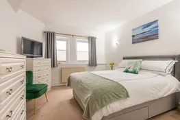 Spacious bedroom with 5ft king size bed