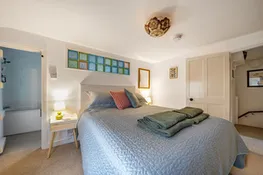 Meads Cottage, Charmouth: Bedroom one with it's 5' king size bed
