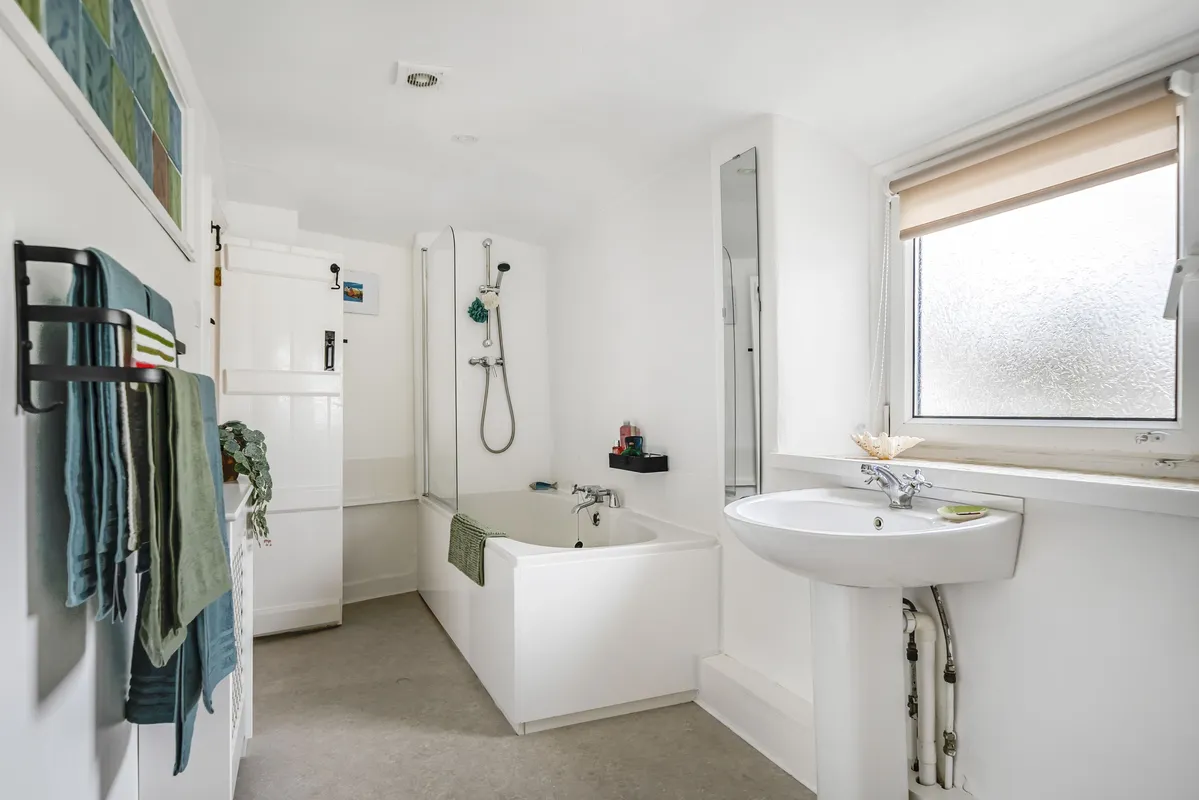 Meads Cottage, Charmouth: The Jack and Jill bathroom