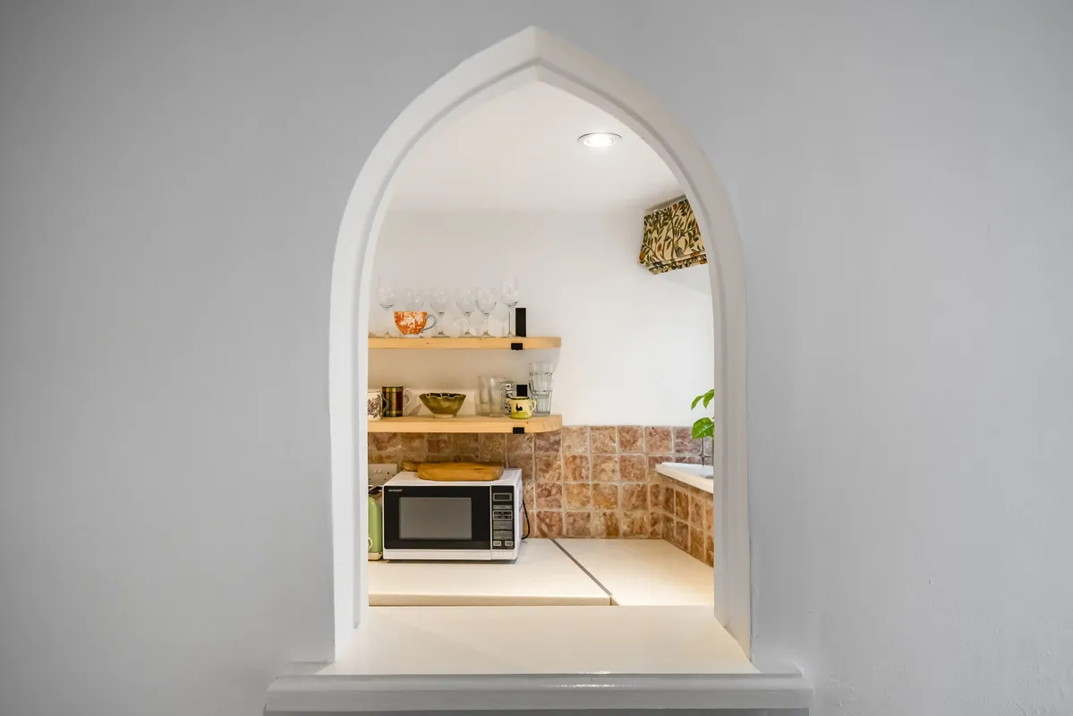 Meads Cottage, Charmouth: Peak into the kitchen from the sitting room