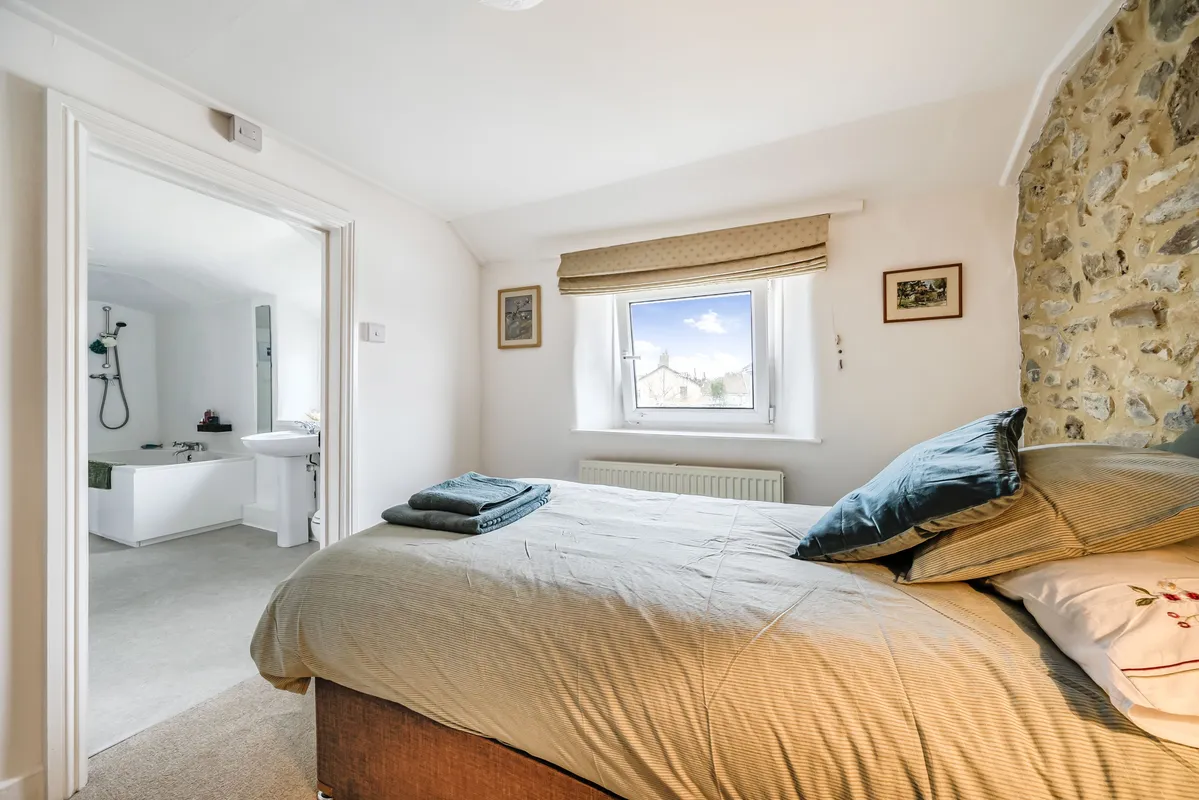 Meads Cottage, Charmouth: Bedroom two opening to the Jack and Jill bathroom