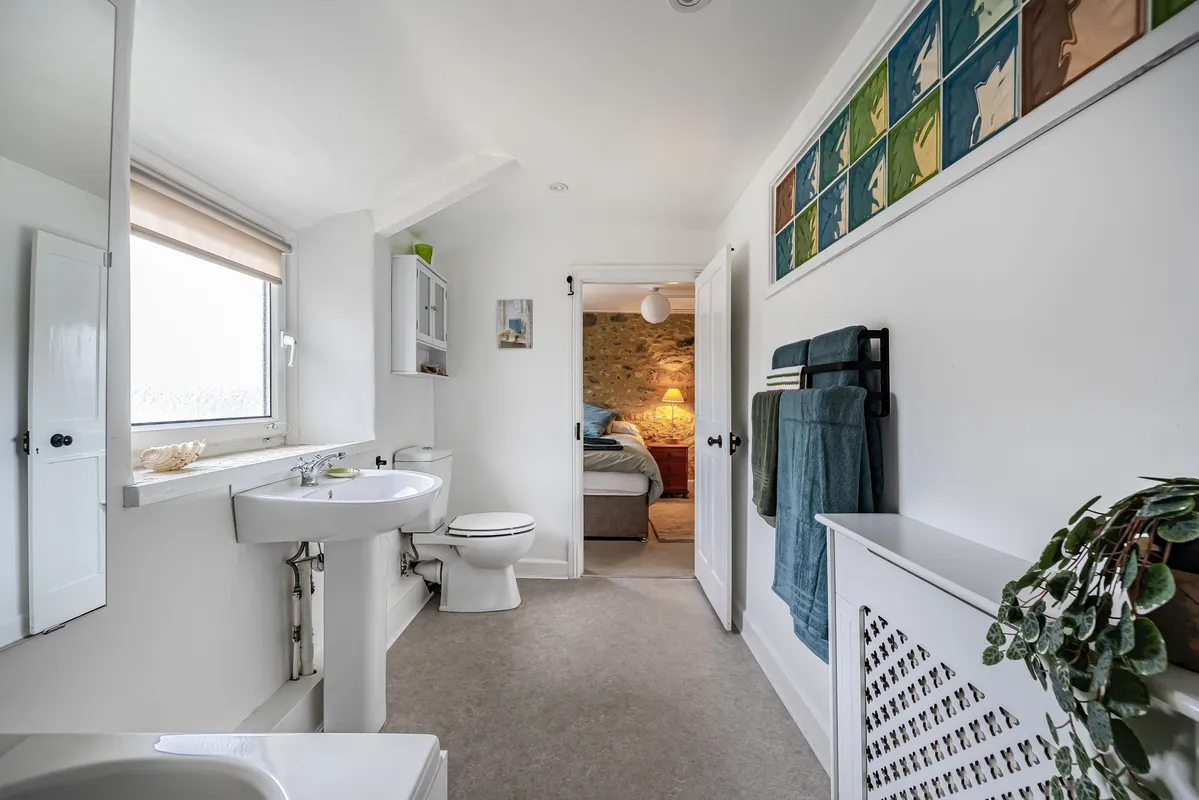 Meads Cottage, Charmouth: Such a well lit bathroom access from both bedrooms directly