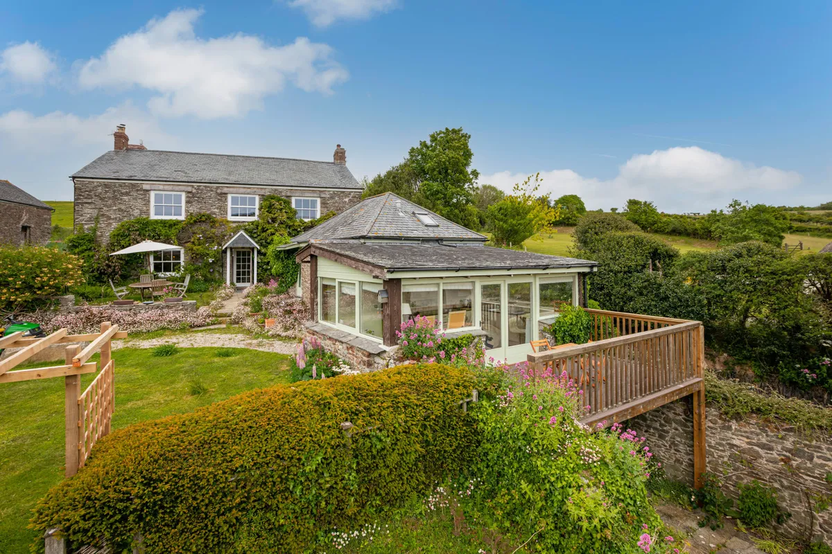 Another view of the front of Dunstone Farmhouse and The Apple Store
