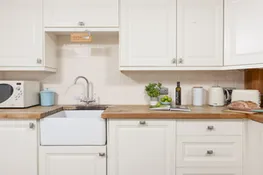 Kettle, Belfast sink in kitchen - Happy Days Cottage