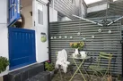 Outdoor eating in courtyard - Happy Days Cottage