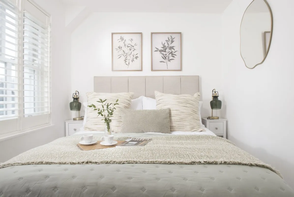 Bedroom two with bed, bedside tables and drawers - Happy Days Cottage