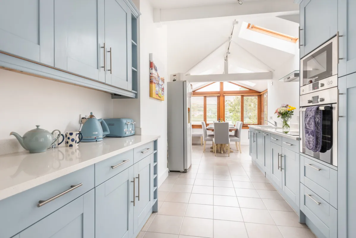 The modern, well equipped kitchen.