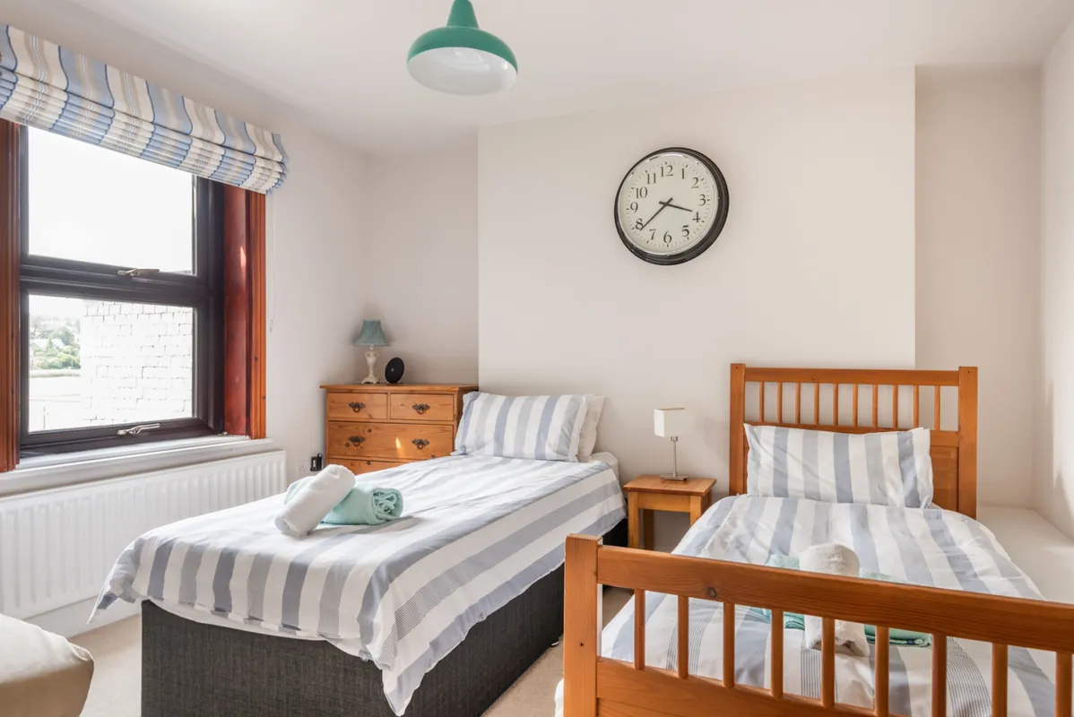 Twin bedroom 2.