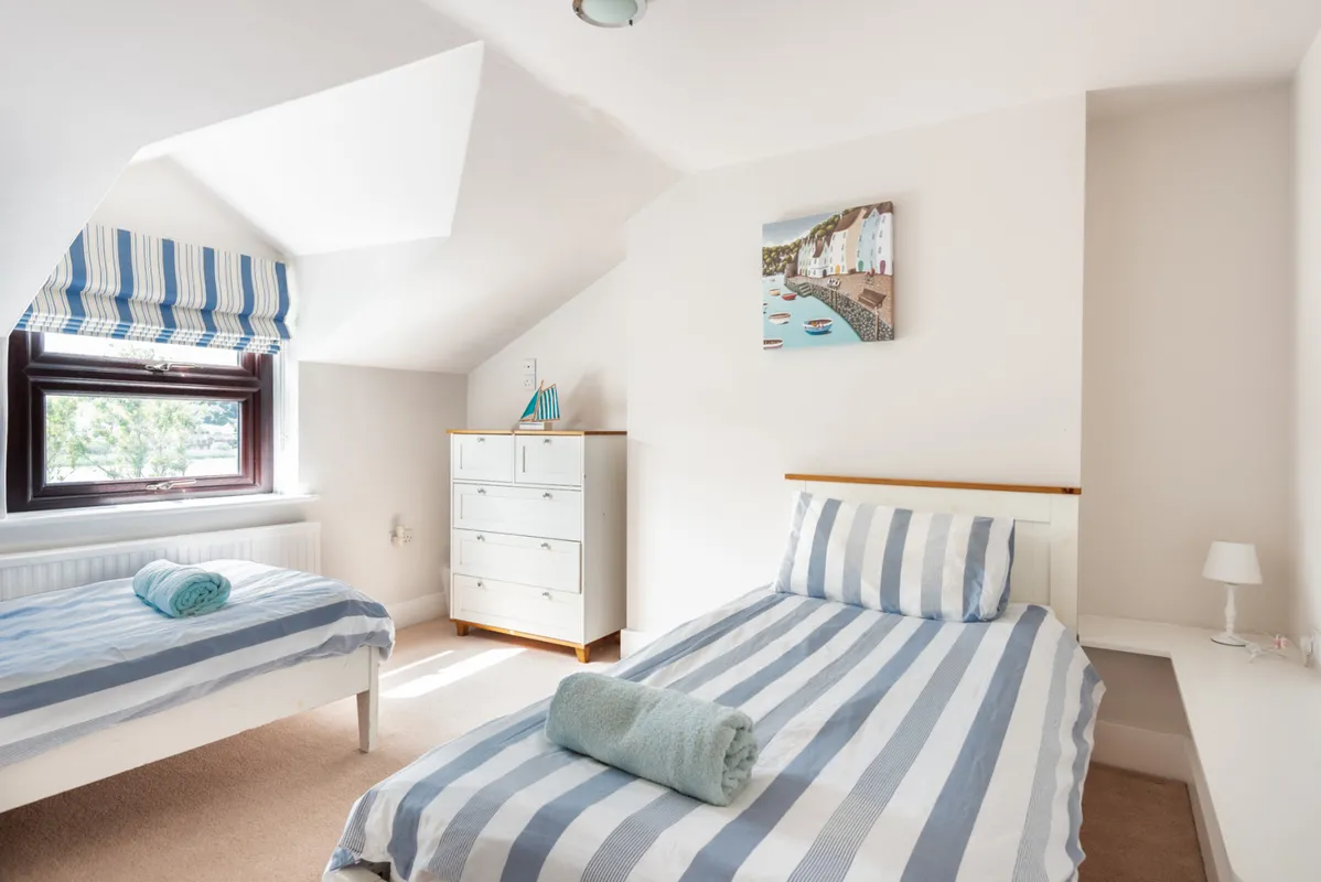 Twin bedroom 4.
