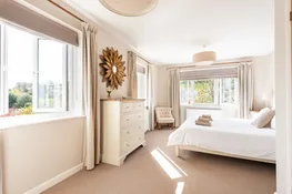 Well presented throughout with a pretty master bedroom with en suite bathroom