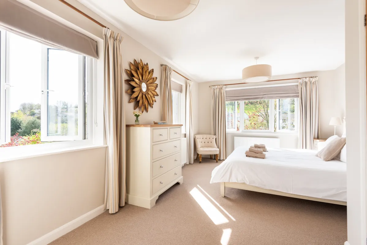 Well presented throughout with a pretty master bedroom with en suite bathroom