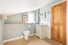Another view of the en suite.