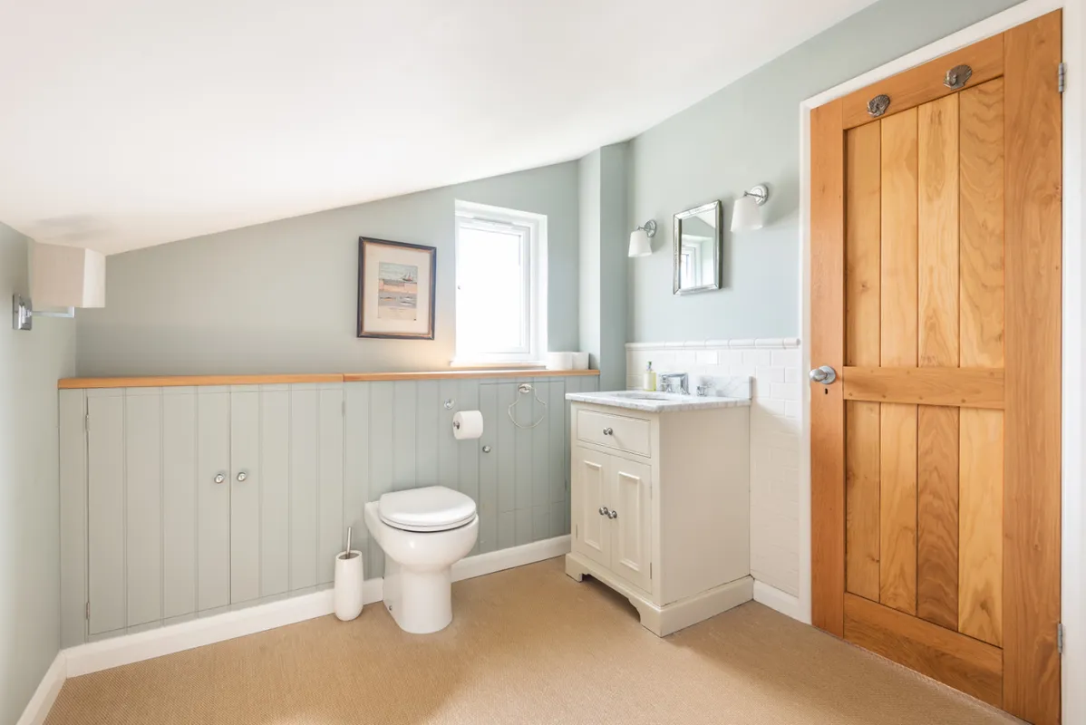Another view of the en suite.