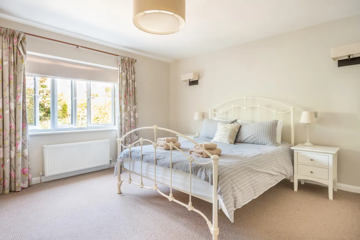 Bedroom 2 is spacious with a 5' king size bed
