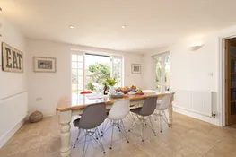 The White House, West Lulworth: The spacious dining area