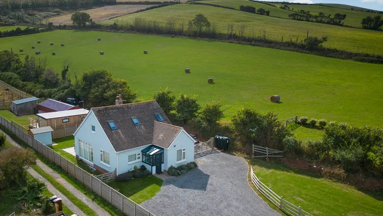 Middlecombe Lodge, Beesands just a moment away from the seafront.