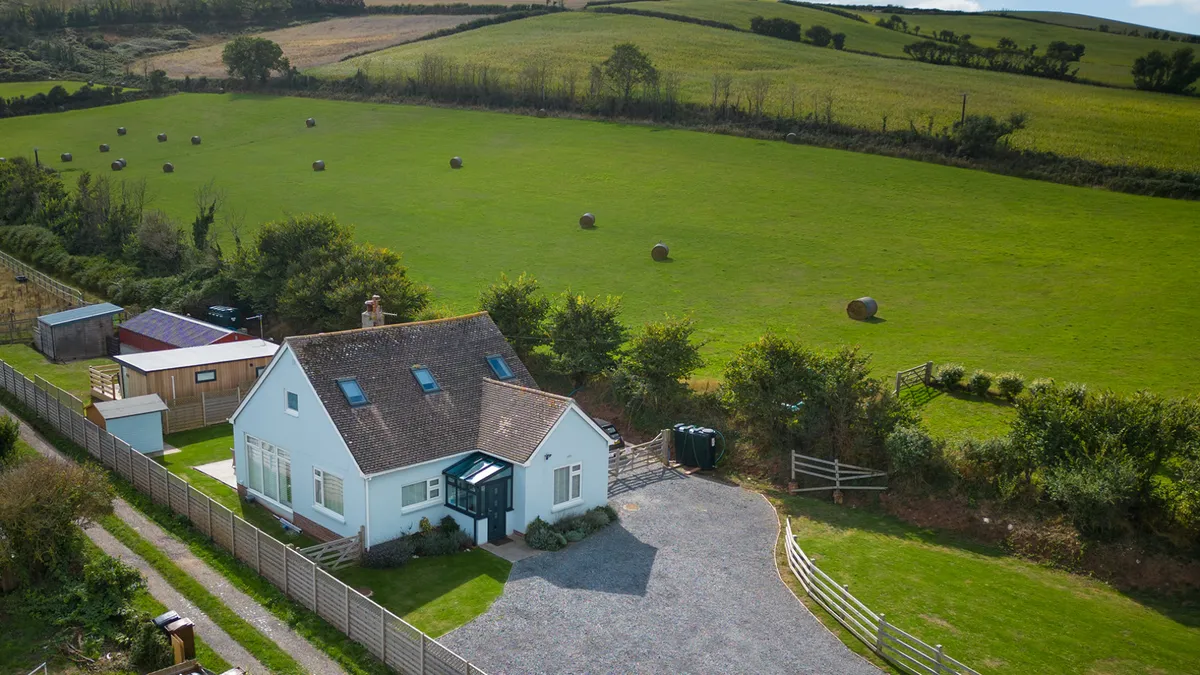 Middlecombe Lodge, Beesands just a moment away from the seafront.