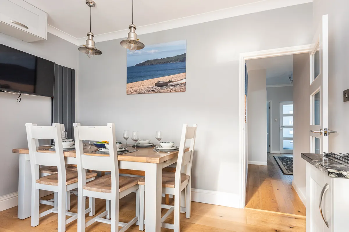 A closer look at the dining area.