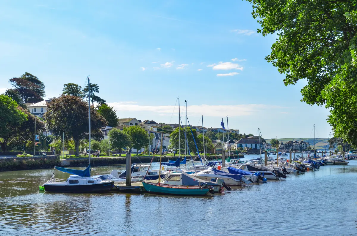 bustling Kingsbridge with all amenities